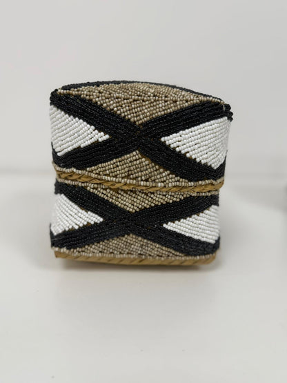 Boîte perlée noire beige et blanche motif croisé 25×25 cm M
