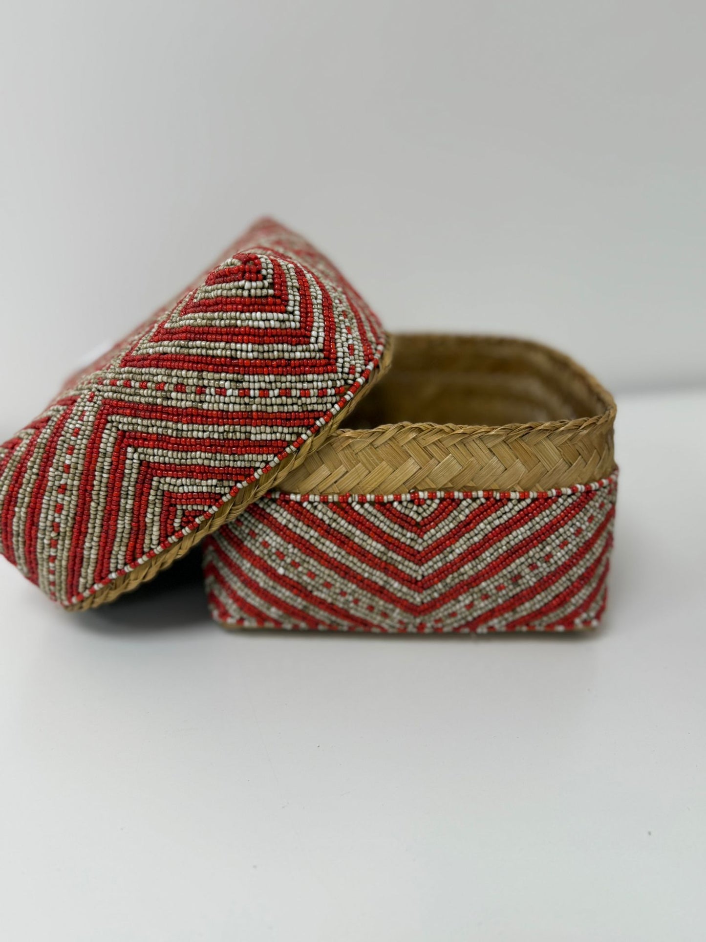 Boîte perlée rouge et beige motif chevron 30×30 cm L