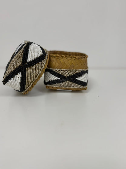 Boîte perlée noire beige et blanche motif croisé 25×25 cm M