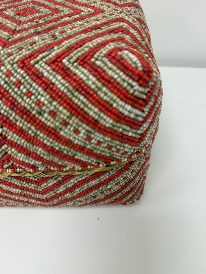 Boîte perlée rouge et beige motif chevron 30×30 cm L