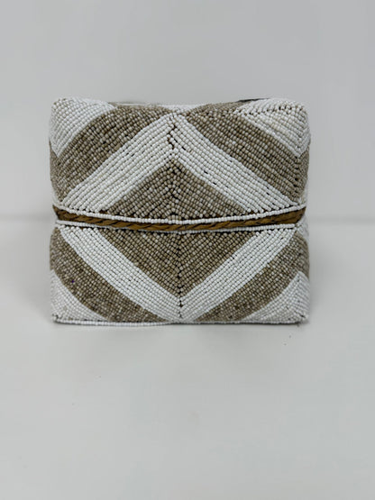 Boîte perlée dorée et blanche motif chevron fin 15×15 cm S