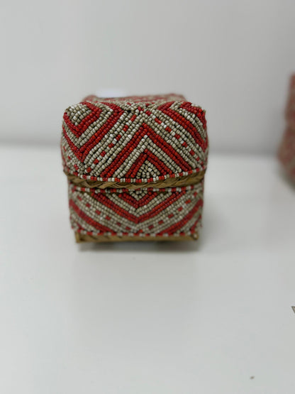 Boîte perlée rouge et beige motif chevron 30×30 cm L