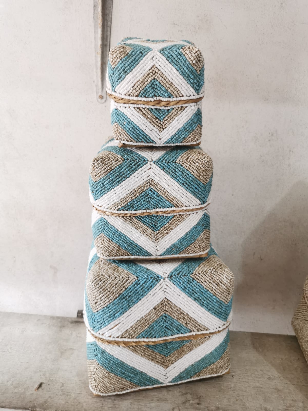 Boîte perlée turquoise beige et blanche motif chevron 25×25 cm M