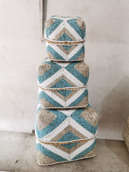 Boîte perlée turquoise beige et blanche motif chevron 30×30 cm L
