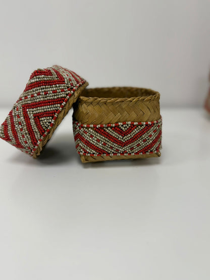 Boîte perlée rouge et beige motif chevron 30×30 cm L