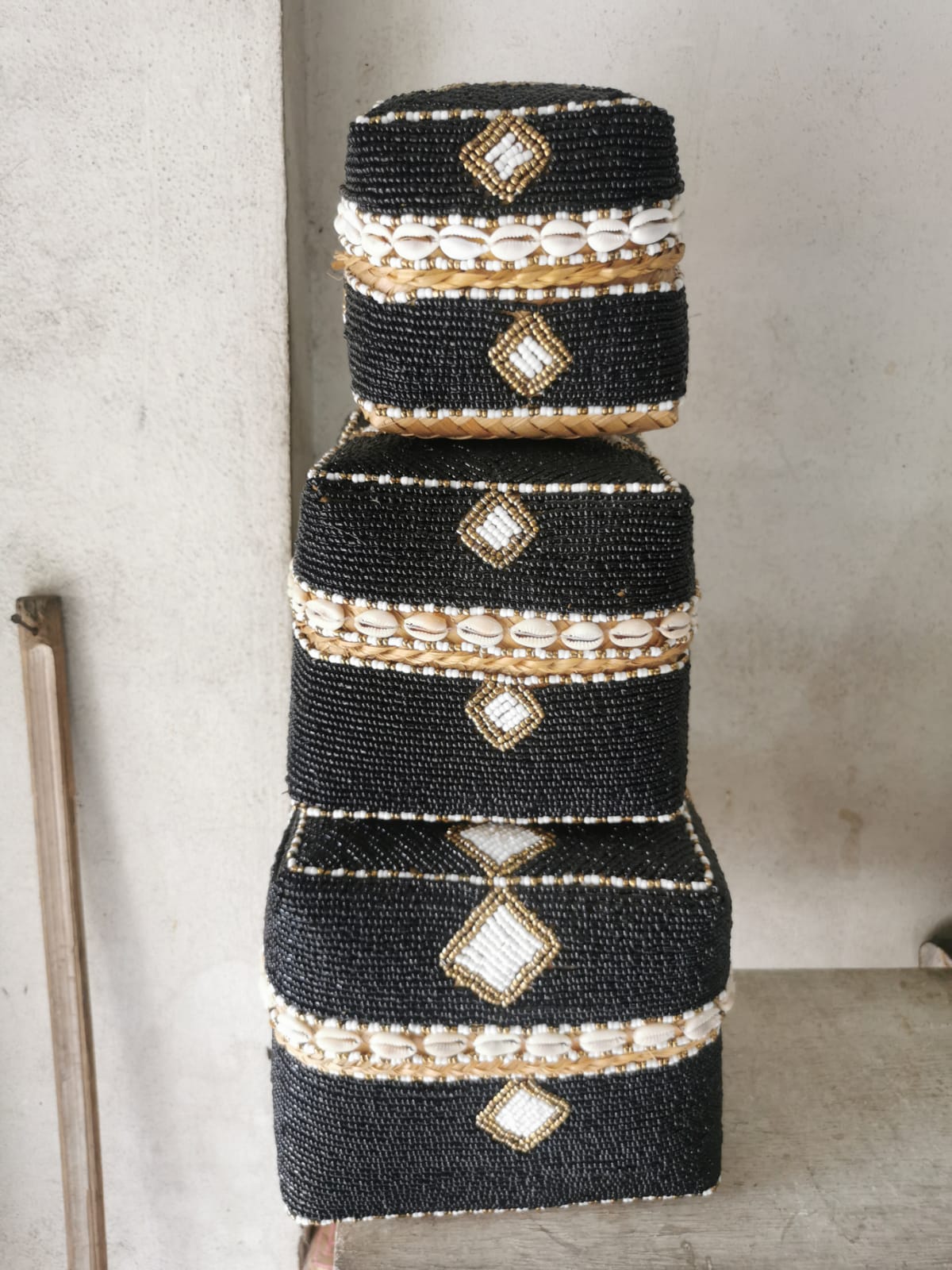 Boîte perlée noire et blanche à cauris motif losange 25×25 cm M