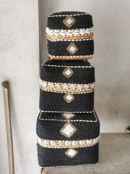 Boîte perlée noire et blanche à cauris motif losange 25×25 cm M