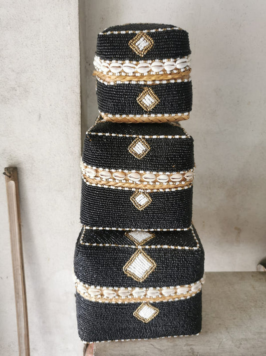 Boîte perlée noire et blanche à cauris motif losange 15×15 cm S