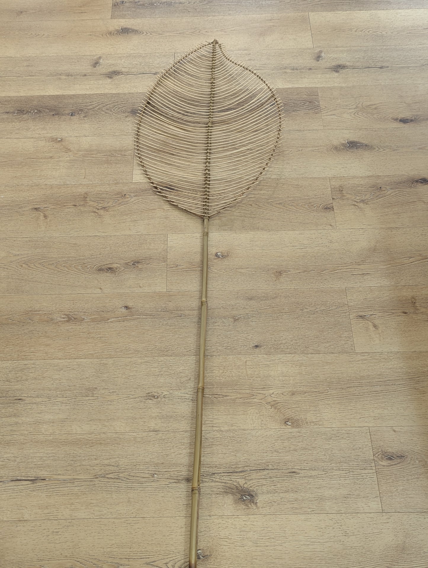 Tige décorative géante feuille ajourée raphia – 210 cm + TU