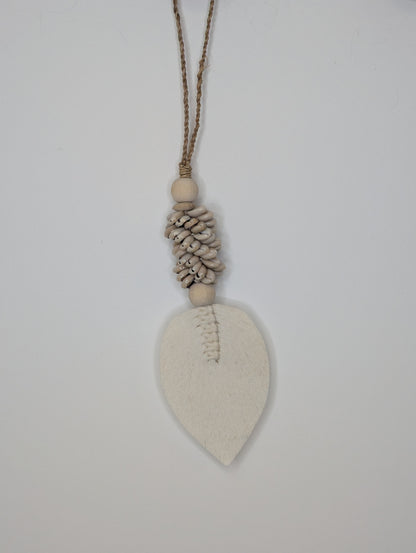 Suspension bois & coquillage plume  Blanc 50 cm