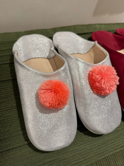 Babouche argenté pompon rose