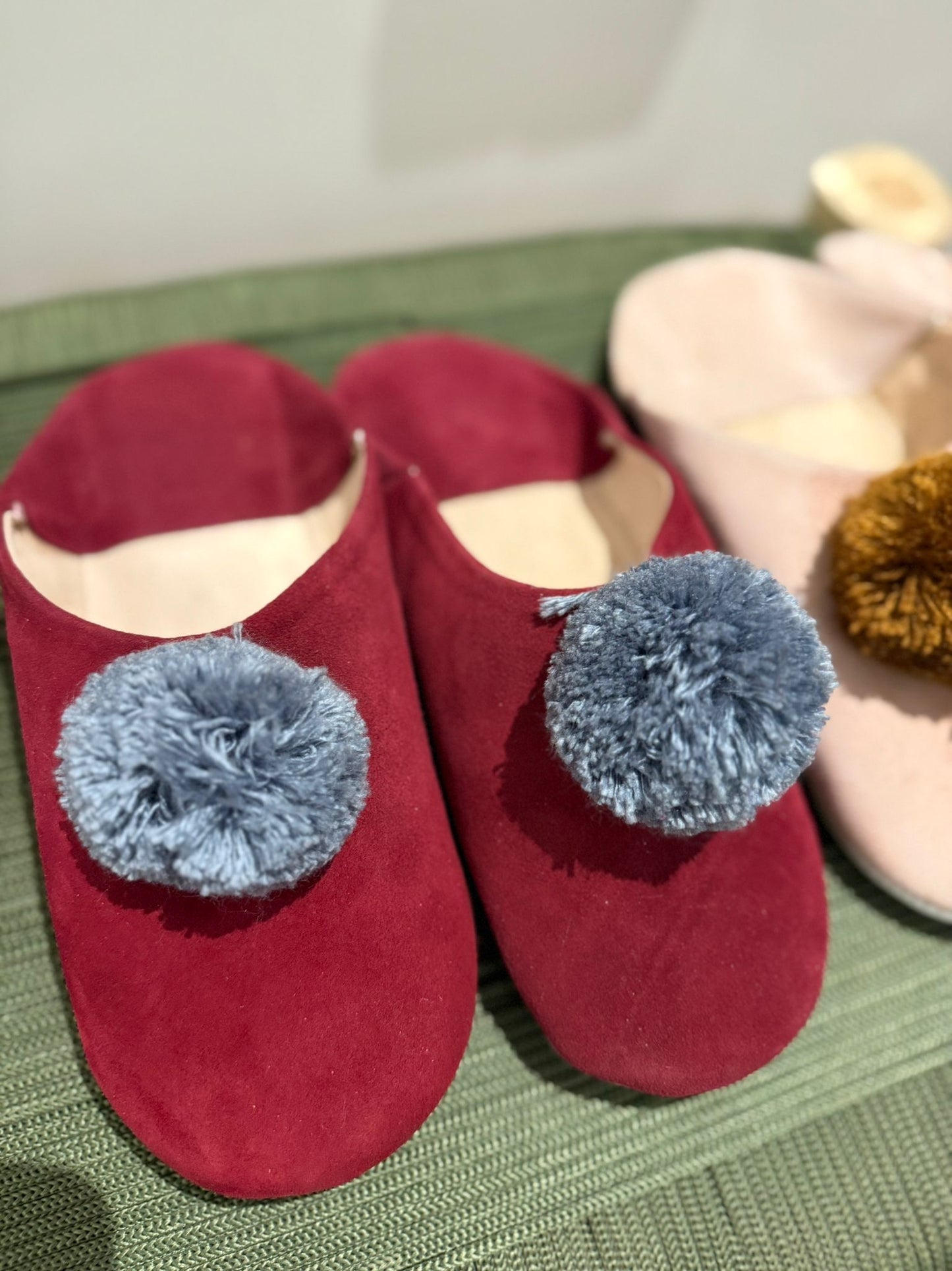 Babouche Bordeaux pompon Gris