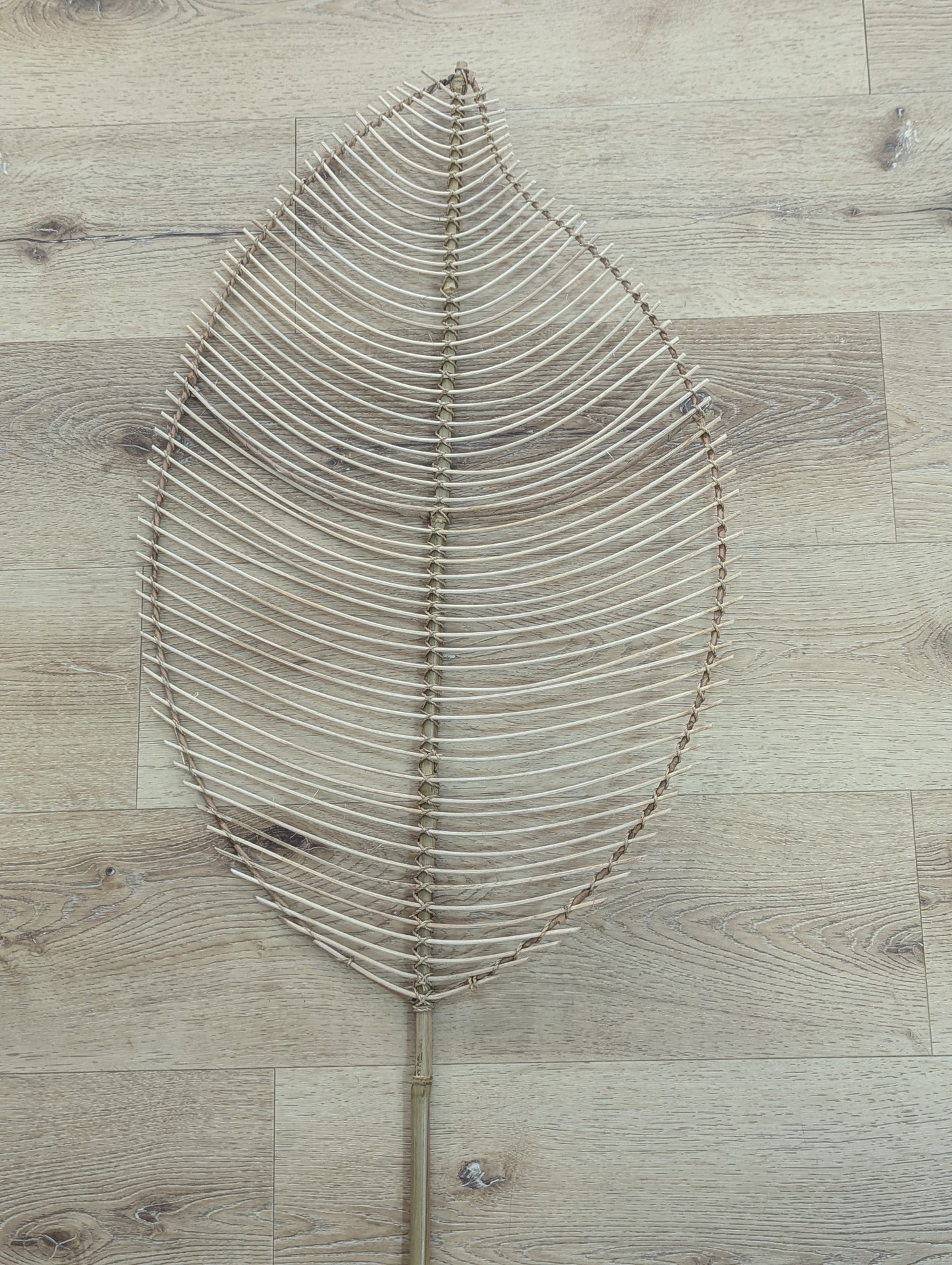 Tige décorative géante feuille ajourée raphia – 210 cm + TU