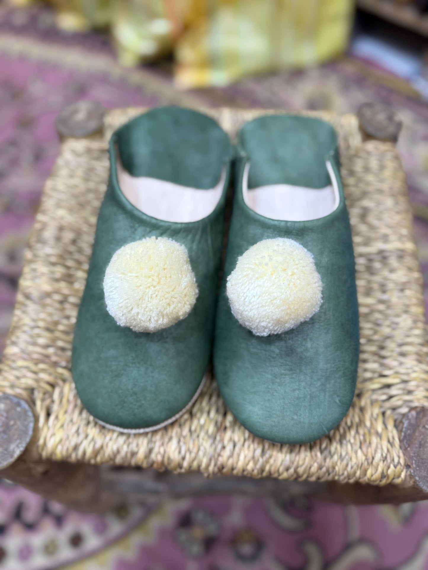 Babouche vert pompon Crème
